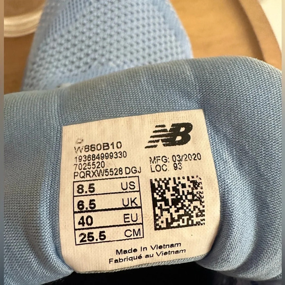 NEW BALANCE ~ Women’s baby blue and white running jogging sneakers size 8.5 - Picture 3 of 9